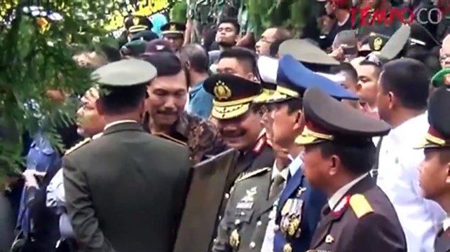 Isak Tangis Warnai Pemakaman 13 Korban Jatuhnya Heli TNI