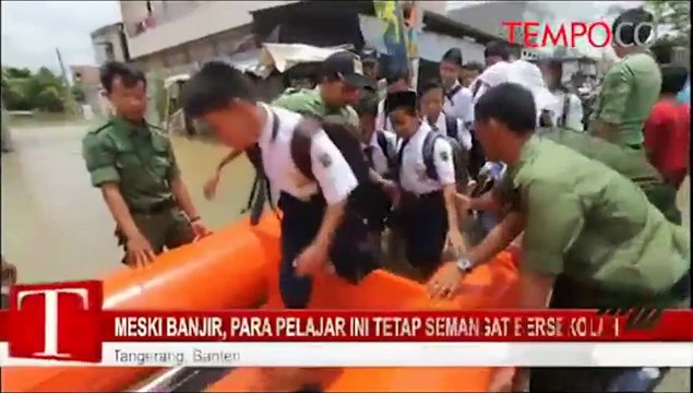 Meski Banjir, Para Pelajar Ini Tetap Semangat Bersekolah