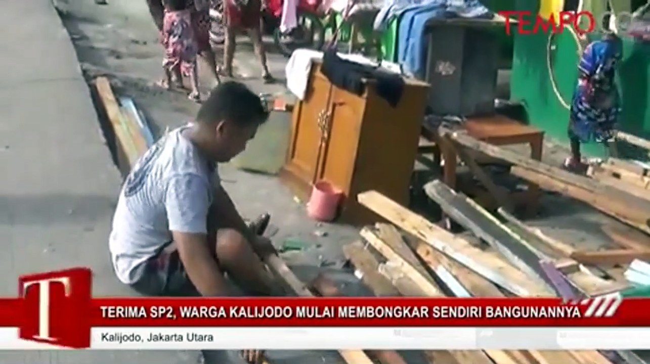 Terima SP2, Warga Kalijodo Mulai Membongkar Sendiri Bangunannya