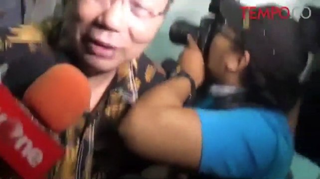 Datangi Polda Metro Jaya, Ibunda Jessica Bawakan Nasi Padang untuk Jessica