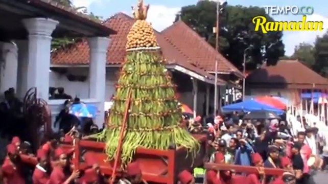 Ribuan Masyarakat Antusias Berebut Gunungan Grebeg Syawal