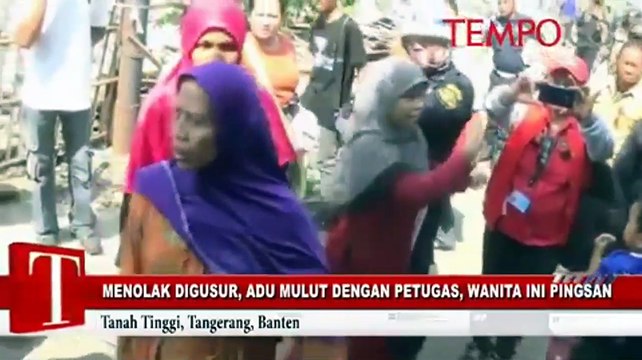 Menolak Digusur, Adu Mulut dengan Petugas, Wanita Ini Pingsan