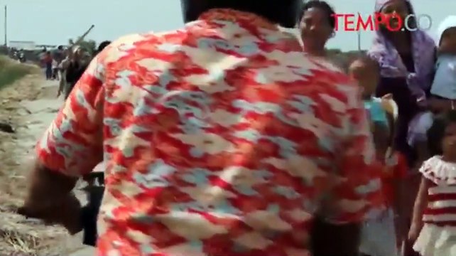 Begini Cara Warga Evakuasi Pesawat latih yang Jatuh