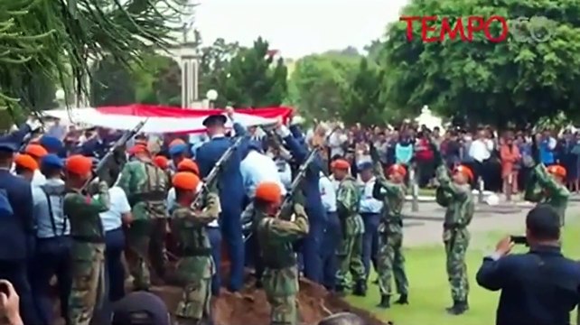 Isak Tangis Iringi Pemakaman Copilot Pesawat T-50 I
