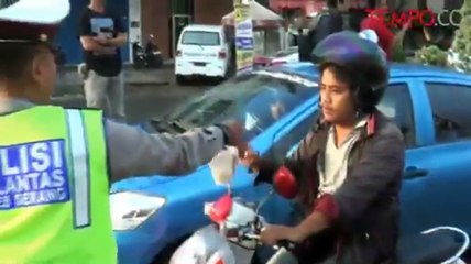 Anggota Satlantas Polres Serang Bagi - Bagi Takjil Ke Pengendara