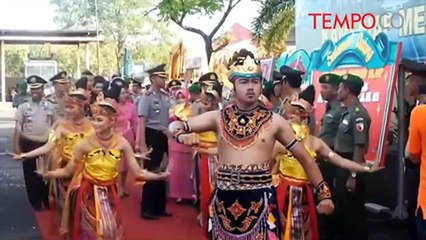 Uniknya Tradisi Pedang Pora dalam Pergantian Pimpinan Kepolisian