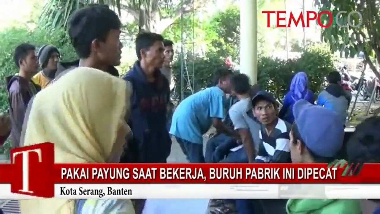 Pakai Payung Saat Bekerja, Buruh Pabrik Ini Dipecat