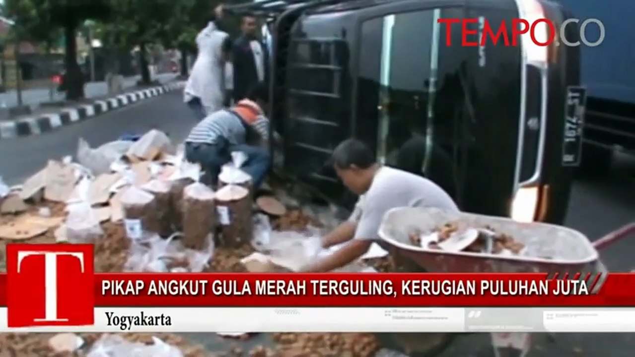 Pikap Angkut Gula Merah Terguling, Kerugian Pul...