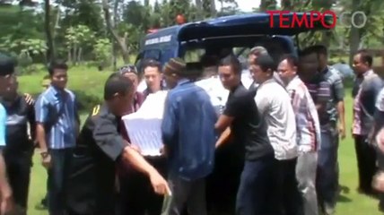 Télécharger la video: Isak Tangis Iringi Pemakaman Jenazah Atlet Terjun Payung