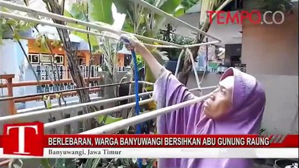 Berlebaran, Warga Banyuwangi Bersihkan Abu Gunung Raung