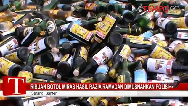 Ribuan Botol Miras Hasil Razia Ramadan Dimusnahkan Polisi