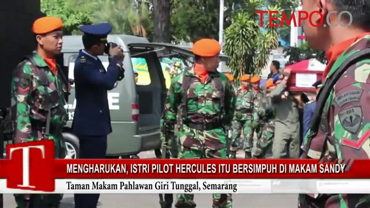 Mengharukan, Istri Pilot Hercules Itu Bersimpuh di Makam Sandy