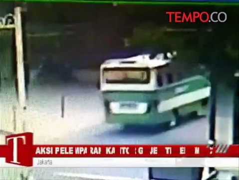 Aksi Pelemparan Kantor Gojek Terekam CCTV