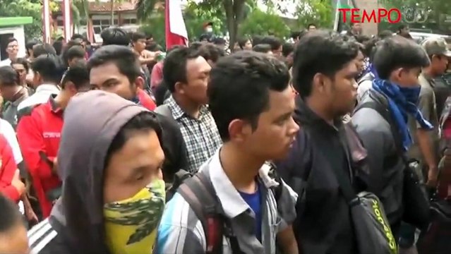 Demo Ratusan Mahasiswa IAIN Berakhir Bentrok Dengan Polisi