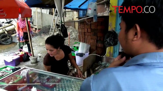 Wanita-Perajin-Batu-Akik-Ini-Bikin-Puas-Pelanggan.flv