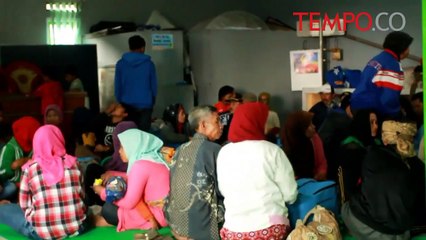 Begini Polwan Cantik Ini Hibur Korban Longsor Pengalengan