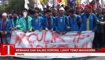 Memanas dan Saling Dorong Demo Mahasiswa di Depan Istana