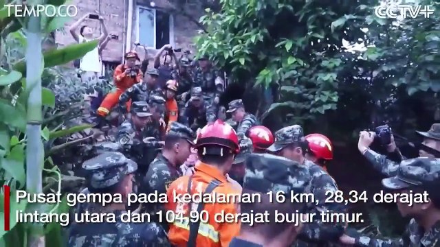 Gempa Hebat Guncang Cina, Tim SAR Berjibaku Selamatkan Korban