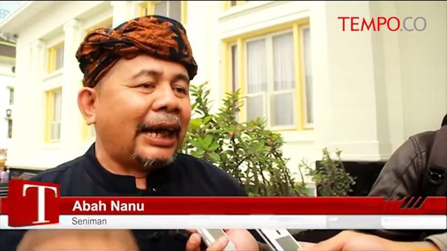 Protes-Tiang-Bendera-KAA-Dicabut-Seniman-Bakar-Kemenyan.flv