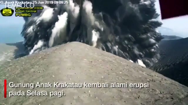 Detik-detik Letusan Gunung Anak Krakatau Terekam CCTV dari Dekat