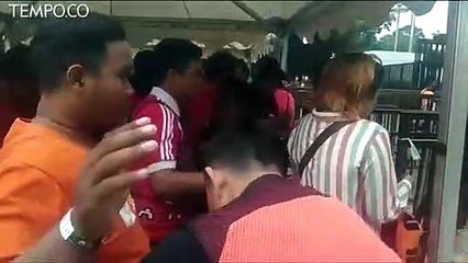 Pemeriksaan terhadap The Jakmania Berlapis di Pintu Masuk