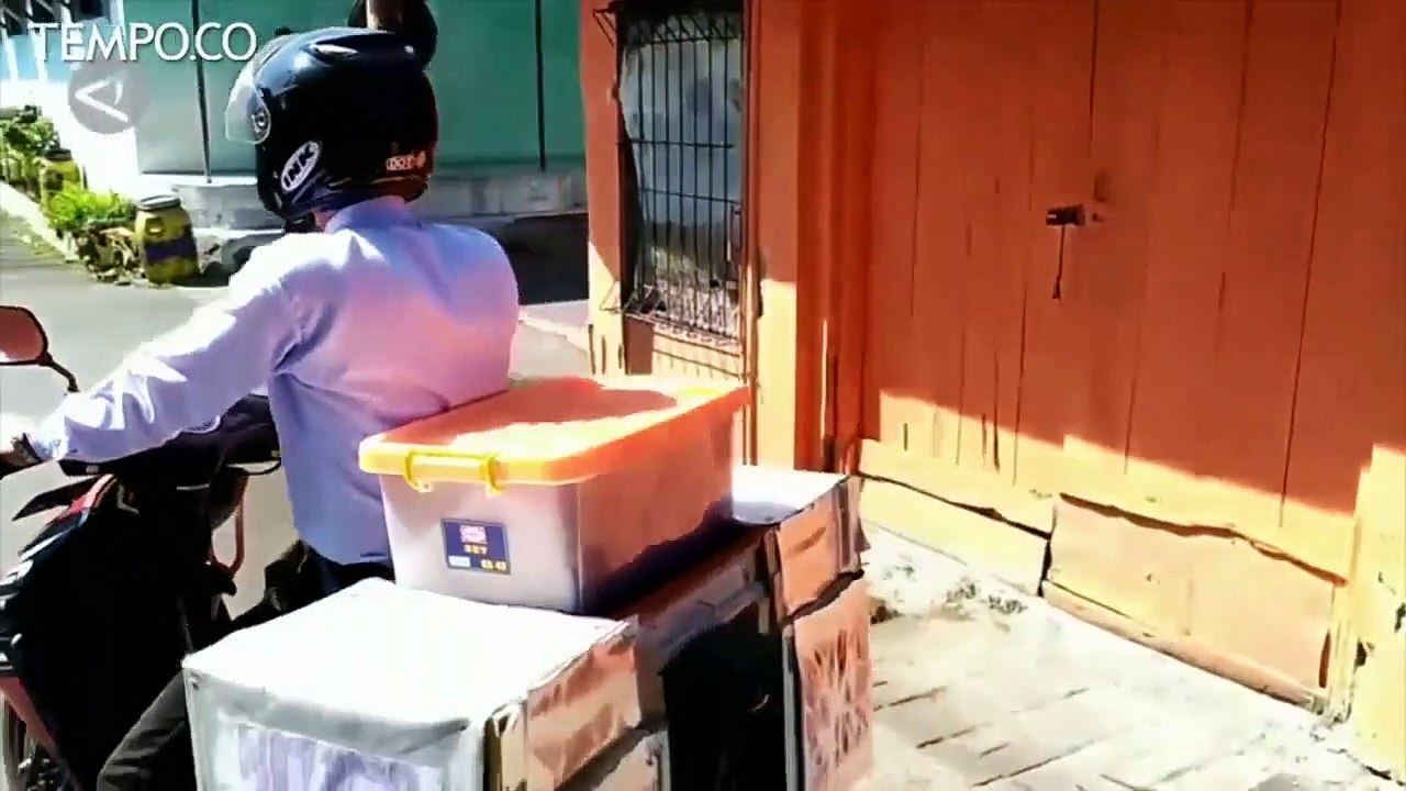 Viral Pedagang Jual Mie Lidi Bergaya Pegawai Kantoran