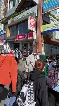 Gọi khách xuống nhận hàng mãi không được, anh shipper vác hẳn loa đến cổng trường gọi tên