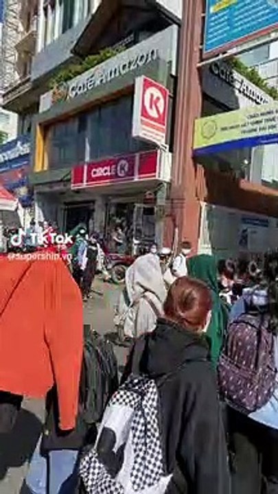 Gọi khách xuống nhận hàng mãi không được, anh shipper vác hẳn loa đến cổng trường gọi tên