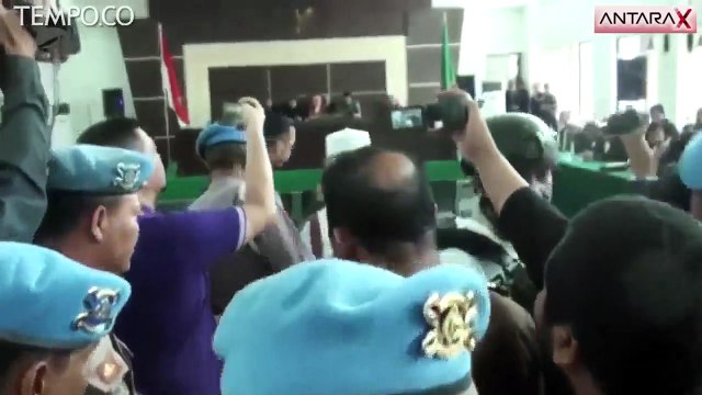 Usai Divonis 3 Tahun Penjara, Bahar Bin Smith Cium Bendera Merah Putih