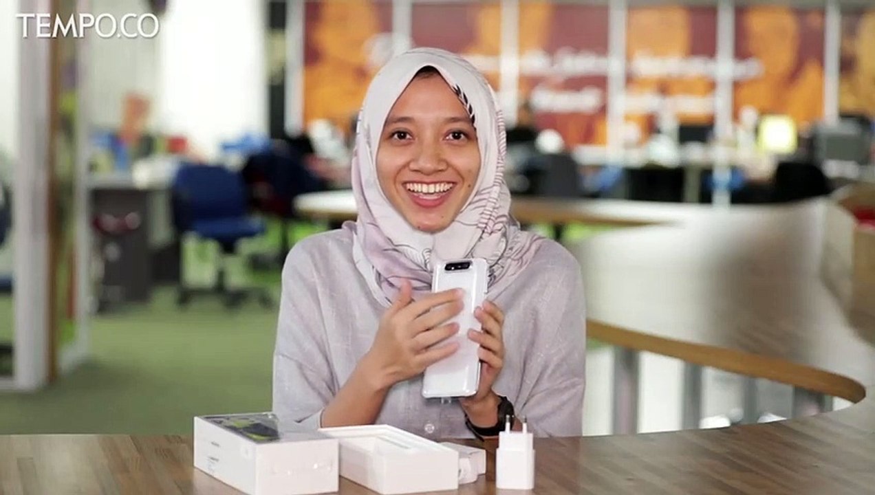 Unboxing Samsung Galaxy A80: Ponsel Tanpa Kamer...