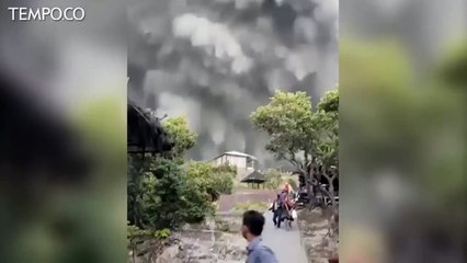 Gunung Tangkuban Parahu Erupsi, Warga Panik Berhamburan Turun