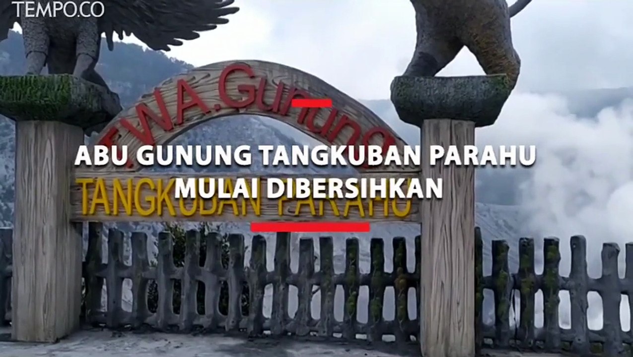 Abu di Kawasan Wisata Gunung Tangkuban Parahu Dibersihkan