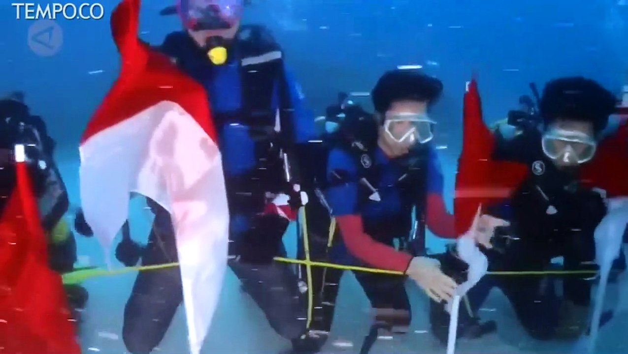 106 Penyelam Kibarkan Bendera di Bawah Laut Papua