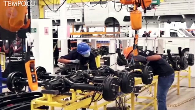 Airlangga Hartanto Supiri Jokowi Menjajal Mobil Esemka