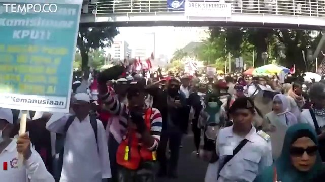Demo Putusan MK, Massa Aksi Orasi dan Salat Berjemaah