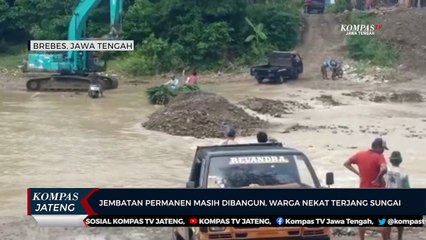 Jembatan Permanen Masih Dibangun, Warga Nekat Terjang Sungai