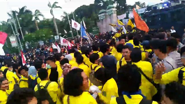 LIVE: Demo Mahasiswa Tolak Revisi UU KPK dan RUU Kontroversial di Gedung DPR