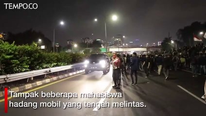 Gelar Unjuk Rasa, Mahasiswa Hadang Mobil di Jalan Tol