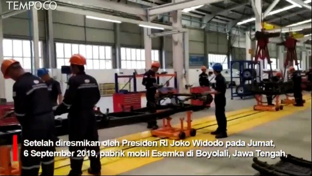 Melihat Aktivitas Pekerja di Pabrik Mobil Esemka