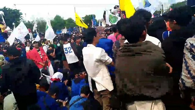 LIVE: Unjuk Rasa Mahasiswa Tolak RUU KPK dan RUU KUHP di Gedung DPR