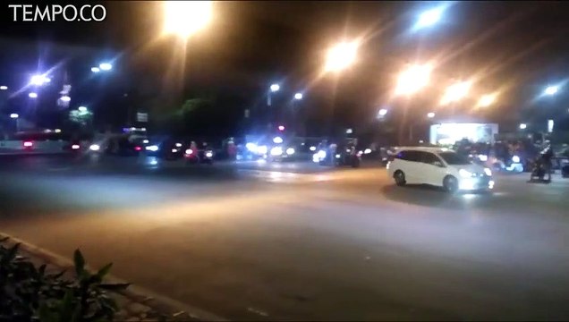 Rusuh Tengah Malam, Massa Rusak Pos Polisi Tomang Jakarta Barat