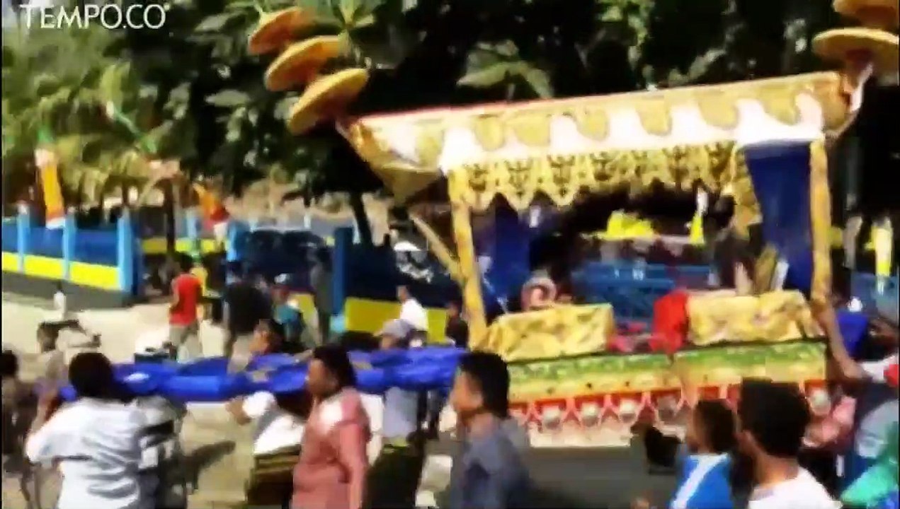 Tradisi Karia, Memikul Gadis Beranjak Dewasa Wa...