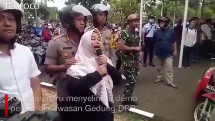Siswa Demo, Karyawati di Kompleks DPR Ini Minta Anaknya Pulang