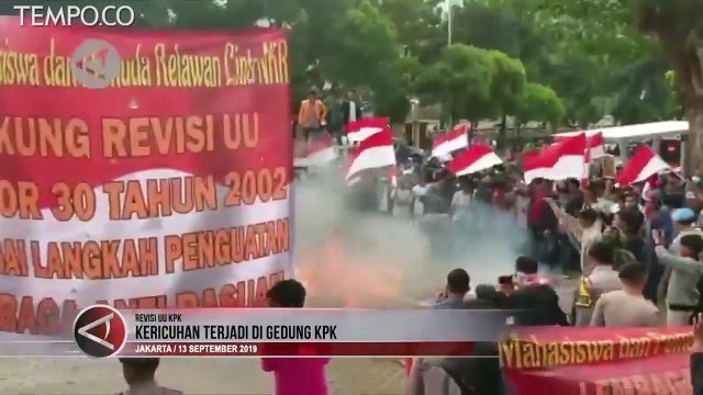 Ricuh, Demo di Depan KPK, Massa Membakar Karangan Bunga
