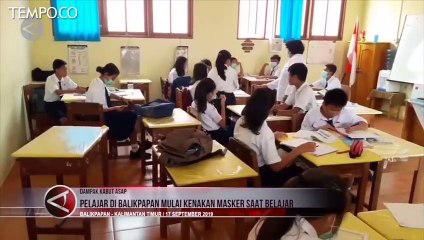 Dampak Kabut Asap, Siswa Kenakan Masker Saat Belajar