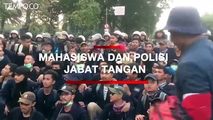 Akhiri Demo, Mahasiswa dan Polisi Saling Berjabat Tangan