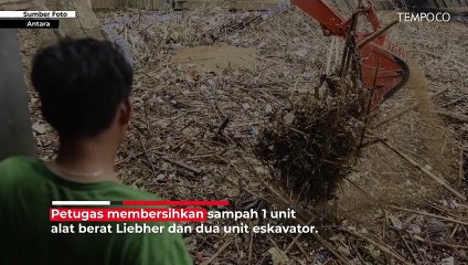 Jakarta Diguyur Hujan, Sampah Menumpuk di Pintu Air Manggarai