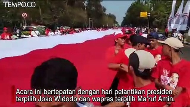 RELAWAN JOKOWI MENGARAK BENDERA MERAH PUTIH