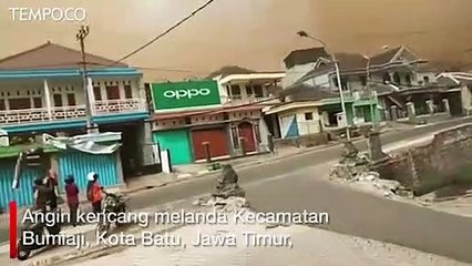 Descargar video: Detik-detik Angin Kencang Landa Kota Batu, Satu Tewas