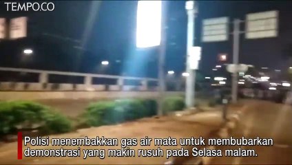 Demo Mahasiswa Ricuh, Massa Bakar Isi Pospol Pejompongan